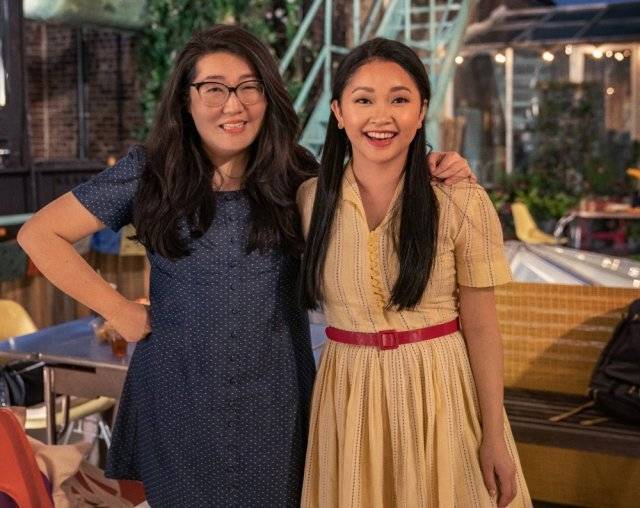 영화 ‘내가 사랑했던 모든 남자들에게’의 원작 소설을 쓴 한국계 미국인 작가 제니 한(왼쪽)과 주인공 ‘라라 진’ 역의 베트남계 미국인 배우 라나 콘도어. 넷플릭스 제공