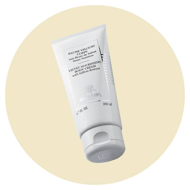 벨벳 너리싱 바디 크림, 16만원대, Sisley. 샤프란 추출물이 피부를 진정시켜 주고, 식물 유래 성분인 글리세린이 건조함으로 인한 피부 가려움증을 줄여준다. 매일 건조한 부위에 발라주면 금세 보들보들한 피부로 가꿔주는데, 은은한 오렌지 블러섬 향기까지 산뜻하게 마무리된다.