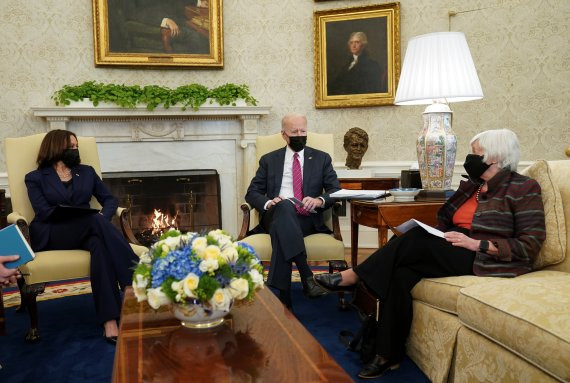 U.S. President Joe Biden and Vice President Kamala Harris meet with Treasury Secretary Janet Yellen in the Oval Office at the White House in Washington, U.S., January 29, 2021. REUTERS/Kevin Lamarque /REUTERS/뉴스1 /사진=뉴스1 외신화상