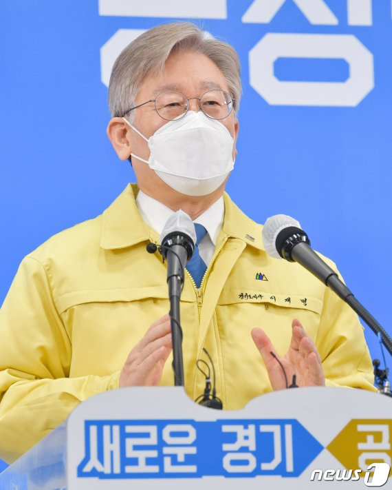 이재명 경기도지사는 30일 "확장재정정책 기조로 지역화폐 보편지원이든, 선별현금 지원이든, 영업제한으로 재산권 침해를 입은 업종에 대해 과감하게 지원해야 한다"고 밝혔다. 사진=뉴스1