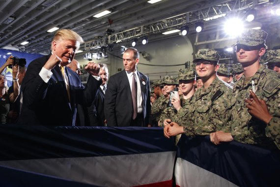 지난 2019년 5월 일본을 국빈방문한 당시 도널드 트럼프 미국 대통령이 요코스카 미 해군 기지 강습상륙함 '와스프'에 올라 장병들과 세레모니를 하고 있다. AP뉴시스