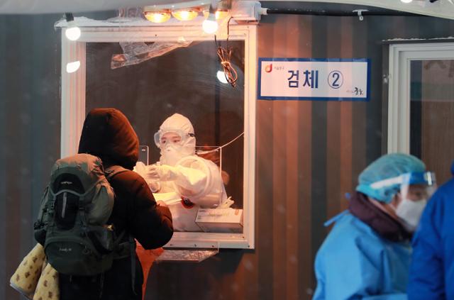 30일 오전 서울역광장에 마련된 임시 선별진료소에서 의료진이 검체를 채취하고 있다. 뉴스1