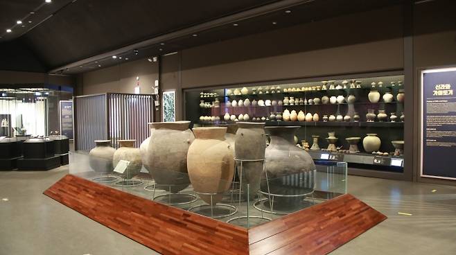 고대문화실에 전시된 신라와 가야토기. 국립대구박물관 제공