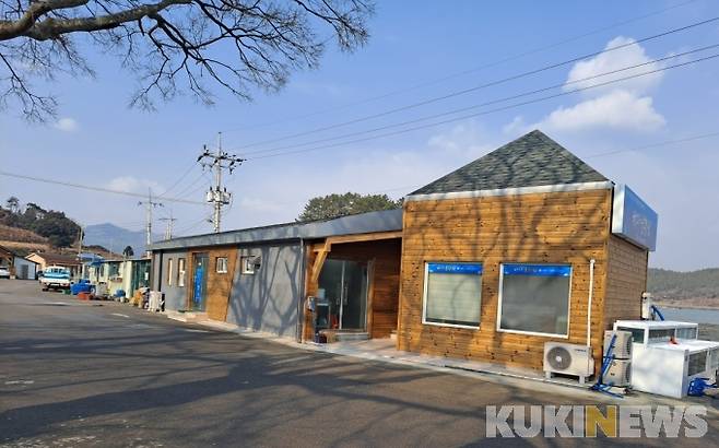 진도군 의신면 원다항에 어민이 직접 잡은 싱싱한 자연산 활‧선어를 저렴하게 판매하는 직판장이 문을 열었다.[사진=진도군]