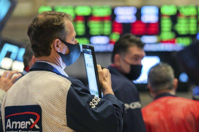 미국 뉴욕증권거래소의 입회장에서 28일(현지시간) 트레이더들이 업무에 임하고 있다. 연합뉴스