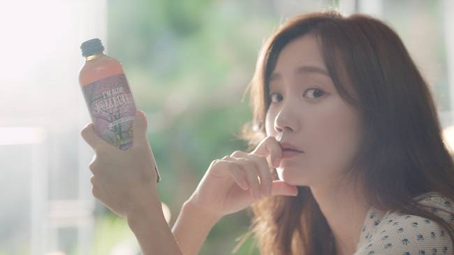 　배우 신현빈이 모델로 등장한 아임얼라이브 콤부차 TV광고. <사진 제공=프레시코>