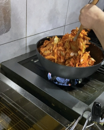 음식은 역시 손맛이다. 제육볶음을 하고 있는 사장님./사진=군침 흘리는 남형도 기자