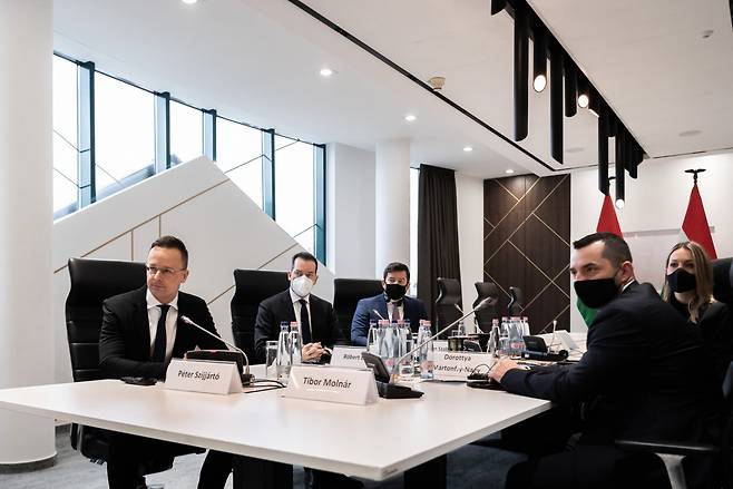 헝가리 씨야르트 피테르 외교통상부 장관(왼쪽)이 29일(현지시간) 부다페스트 집무실에서 화상으로 SK이노베이션과 전기차 배터리 3공장 투자 간담회를 갖고 있다. [씨야르트 피테르 장관 SNS]