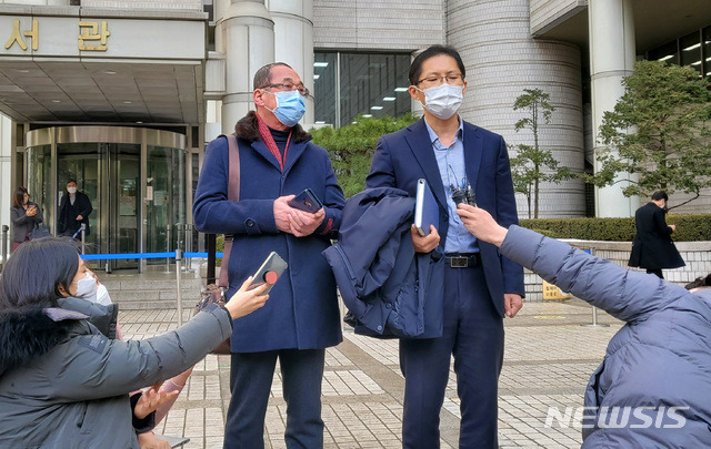 [서울=뉴시스]이창환 기자 = 지난 2000년 8월 전북 익산에서 일어난 이른바 '약촌오거리 살인사건'의 진범으로 지목돼 10년 동안 억울한 옥살이를 했던 피해자에게 국가 등이 총 16억원을 배상해야 한다고 법원이 판단했다. 사진은 이날 오후 서울 서초구 서울중앙지방법원 앞에서 선고공판을 마친 박준영(오른쪽) 변호사와 황상만 전 군산경찰서 형사가 기자회견을 하는 모습. 2021.01.13. leech@newsis.com