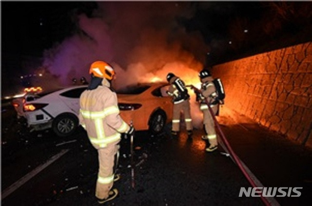 [서울=뉴시스] 지난 19일 경찰 등에 따르면 이날 새벽 4시8분께 서울 영등포구 양평동 서부간선도로에서 아반떼 차량이 도로를 역주행하다가 택시와 정면충돌했다. 2021.01.19. (사진=서울 영등포소방서 제공) photo@newsis.com