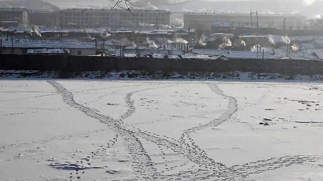 량강도 혜산시 강안동 앞에서 찍은 탈북자들의 발자국 행렬. (압록강, 새벽 밀수 등 국경을 드나드는 발자국, 아침이면 사람들이 오고간 발자국의 흔적이 남는다.), 조천현 PD 제공.