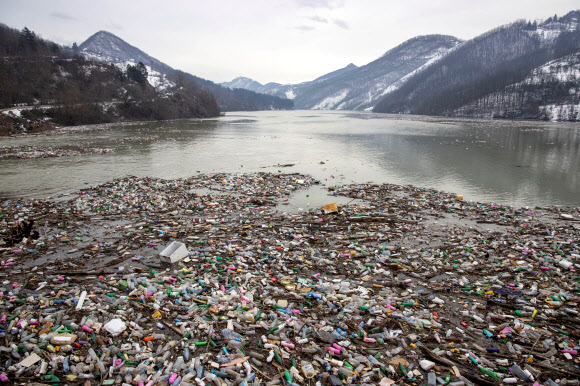 세르비아의 림 강 유역에 쌓여있는 엄청난 양의 쓰레기(사진 로이터 연합뉴스)