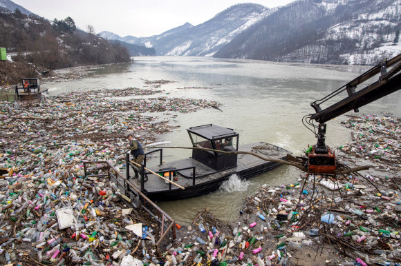 세르비아의 림 강 유역에 쌓여있는 엄청난 양의 쓰레기(사진 로이터 연합뉴스)