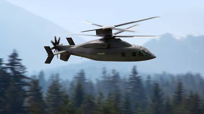 미 육군은 운용중인 UH-60 블랙호크 기동헬기를 대체하기 위해, 차세대 헬기 획득사업인 플라라(FLRAA)를 야심 차게 추진 중이다. 사진은 시코르스키사와 보잉사가 함께 만든 SB-1 디파이언트. 사진=미 록히드마틴사
