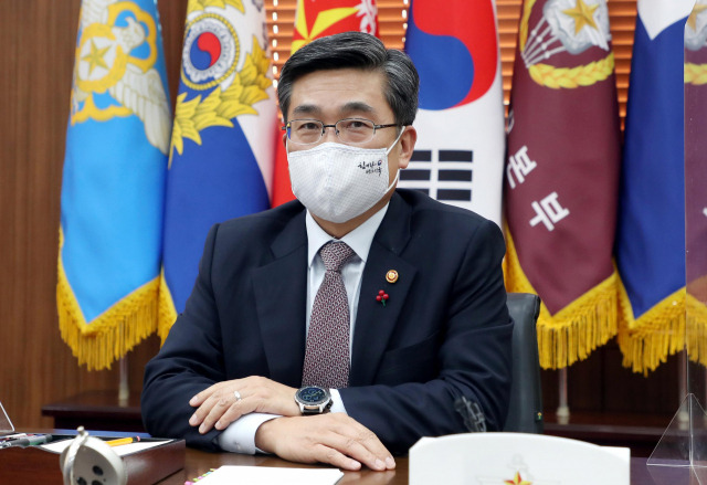서욱 국방부 장관이 지난 27일 오후 서울 용산구 국방부 청사에서 연 신년 출입기자단 간담회에서 기자들의 질문에 대답하고 있다./국방부