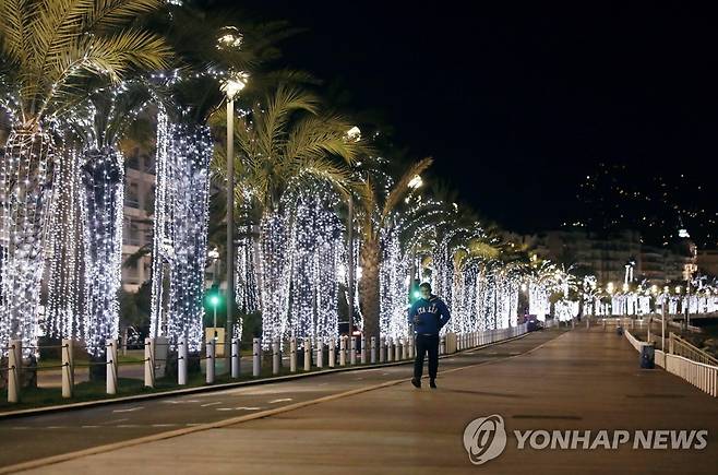 야간 통행금지로 한적한 프랑스 니스의 도심 거리 [로이터=연합뉴스. DB 및 재판매 금지]