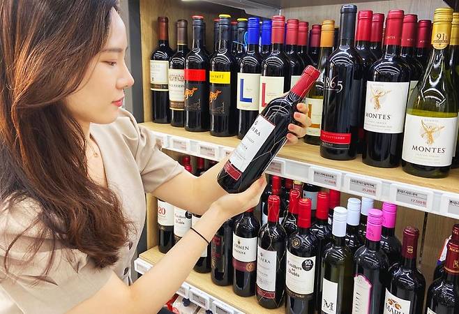 세븐일레븐에서 와인을 살펴보는 모습 [세븐일레븐 제공. 재판매 및 DB 금지]