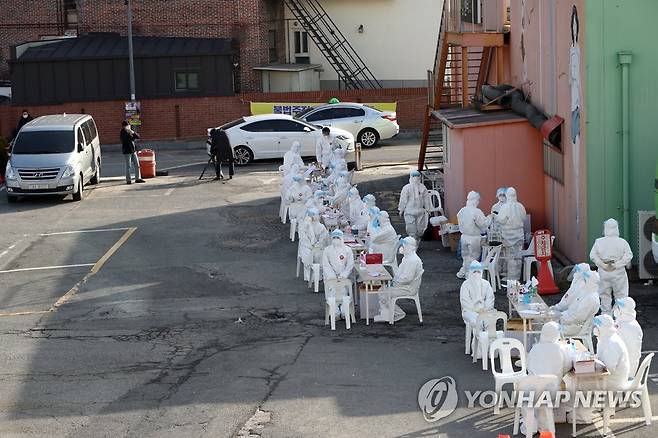 집단감염에도…개신교회 선별진료소 한산 (광주=연합뉴스) 정회성 기자 = 28일 오전 광주 서구 안디옥교회 주차장에 마련된 신종 코로나바이러스 감염증(코로나19) 임시 선별진료소가 한산하다. 방역 당국은 최근 안디옥교회와 관련해 31명(오후 2시 기준)의 확진자가 잇달아 발생하자 임시 선별진료소를 마련했다. 2021.1.28 hs@yna.co.kr