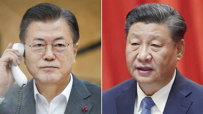 문재인 대통령(왼쪽)이 지난 26일 오후 청와대에서 시진핑 중국 국가주석과 전화 통화하고 있다.(사진=연합뉴스)