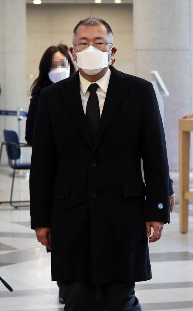 정의선 현대차그룹 회장이 31일 송파구 서울아산병원 장례식장에 마련된 고(故) 정상영 KCC 명예회장의 빈소를 찾아 조문을 위해 입장하고 있다. (사진=연합뉴스)