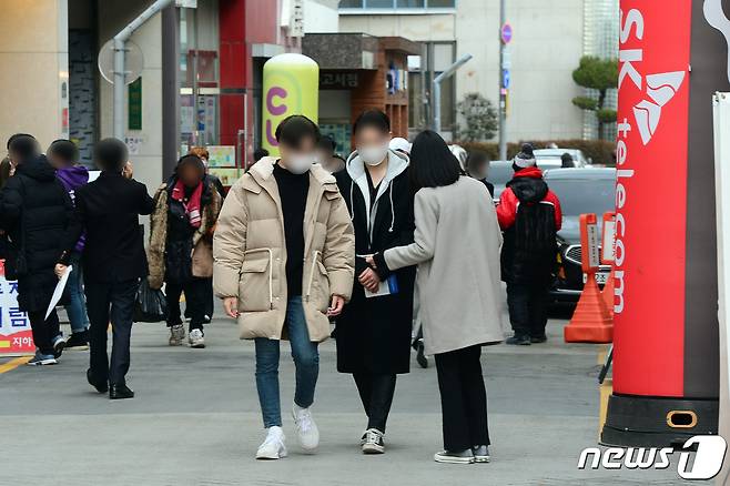 30일 오후 광주광역시 동구 충장로우체국 일대에서 한 교인이 오가는 시민들에게 전도활동을 하고 있다.2021.1.30/뉴스1 © News1 정다움 기자