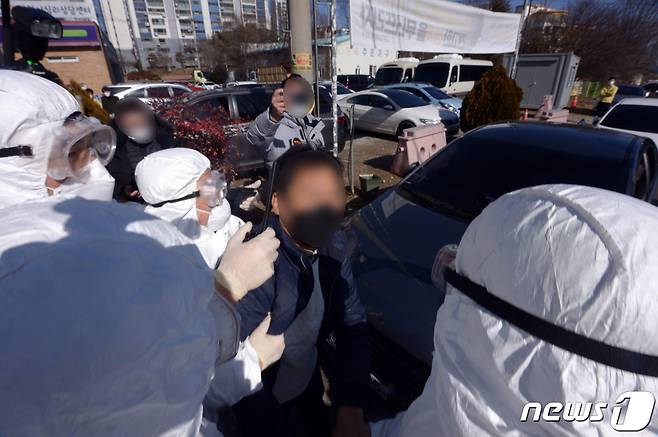 지난 27일 오후 광주 광산구 TCS국제학교 앞에서 109명 집단감염에 분노한 한 시민이 '교회 목사 나와라'라고 외치고 있다.2021.1.27/뉴스1 © News1 정다움 기자