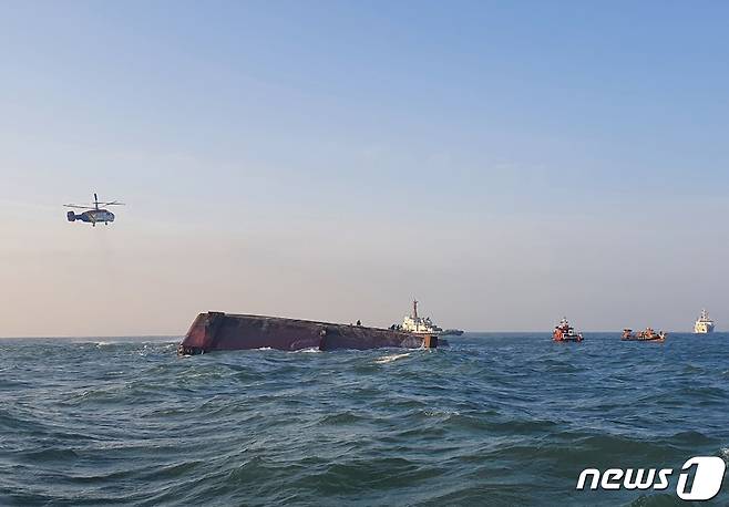 31일 전북 군산시 십이동파도 인근 해상에서 해경들이 실종된 선원을 수색하고 있다. 전날 오후 4시께 2천604t급 부선(무동력 바지선) 1척이 전복되면서 60대 선원 1명이 실종됐다. (군산해경 제공) 2021.1.31/뉴스1 © News1 유경석 기자