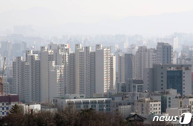 . 사진은 31일 서울 종로구 창신동 낙산마을에서 바라본 서울 아파트 단지 모습. 2021.1.31/뉴스1 © News1 박정호 기자