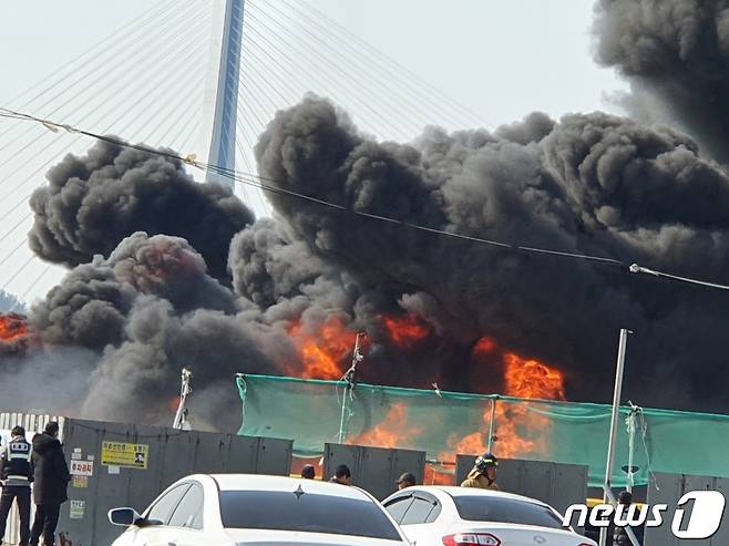 31일 낮 12시27분쯤 전남 여수시 돌산읍 신가항 매표소 옆 부잔교 설치작업장 내의 화재로 시커먼 연기와 화염이 발생하고 있다.(여수시 제공)2021.1.31/뉴스1