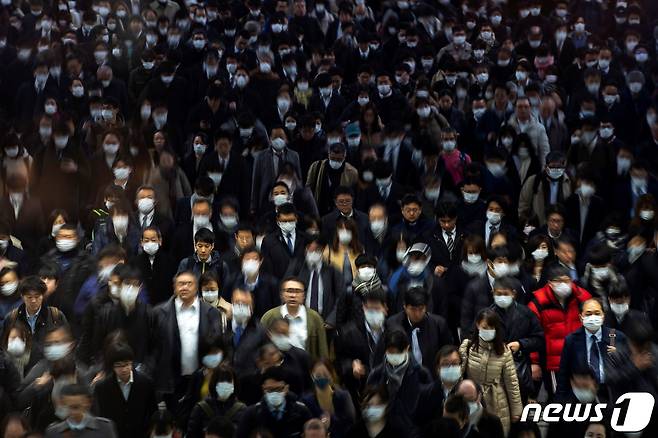 마스크를 착용한 일본 도쿄시민들 <자료사진> © 로이터=뉴스1