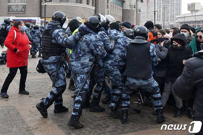 31일 러시아 수도 모스크바에서 야권 지도자 알렉세이 나발니의 석방을 촉구하는 시위대와 경찰이 충돌하고 있다. © AFP=뉴스1