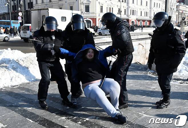31일 러시아 극동 블라디보스토크에서 나발니 석방 시위를 벌이던 한 남성이 경찰에 체포되고 있다. © 로이터=뉴스1