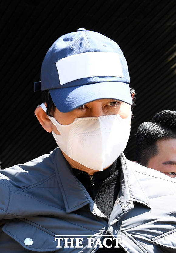 김봉현 전 회장과 함께 부정청탁금지법(김영란법) 위반 혐의로 기소된 검사 출신 이 모 변호사와 검사 A는 김 전 회장이 옥중편지를 공개한 다음 날인 지난해 10월17일 휴대전화를 폐기한 것으로 드러났다. /임영무 기자