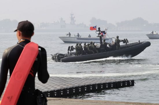 대만 남부 가오슝에서 27일 대만 해군 특수부대가 침투를 가상한 방어 훈련을 벌이고 있다.(사진=연합뉴스/EPA)
