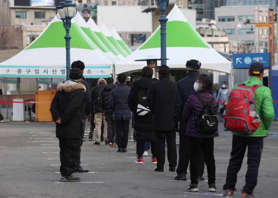 코로나19 검사를 기다리는 시민들/사진=연합뉴스