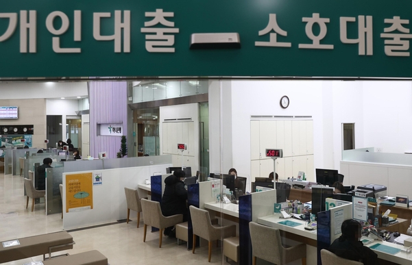 서울시내 한 은행 대출창구를 찾은 금융 소비자들이 상담을 받고 있다. /연합뉴스
