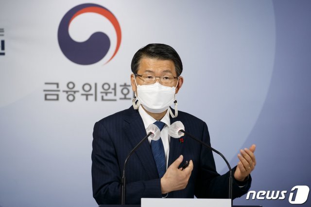 은성수 금융위원장이 지난 18일 서울 종로구 정부서울청사 합동브리핑실에서 2021년 금융위원회 업무계획을 설명하고 있다. (금융위원회 제공) 2021.1.19/뉴스1