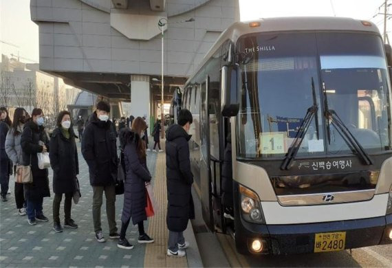 군·구 상생협력 특화일자리사업으로 추진되는 검단일반산단 통근버스를 근로자들이 이용하고 있다.