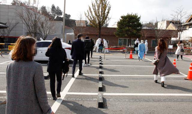 28일 오전 전남 보성군청 직원들이 신종 코로나바이러스 감염증(코로나19) 검사를 받기 위해 인근 보성군보건소 선별진료소 앞에서 줄을 서 있다. 이날 오전 보성군청에 근무하는 직원 1명이 코로나19 양성판정을 받아 보성군청이 임시폐쇄되는 등 방역에 비상이 걸렸다. 뉴스1
