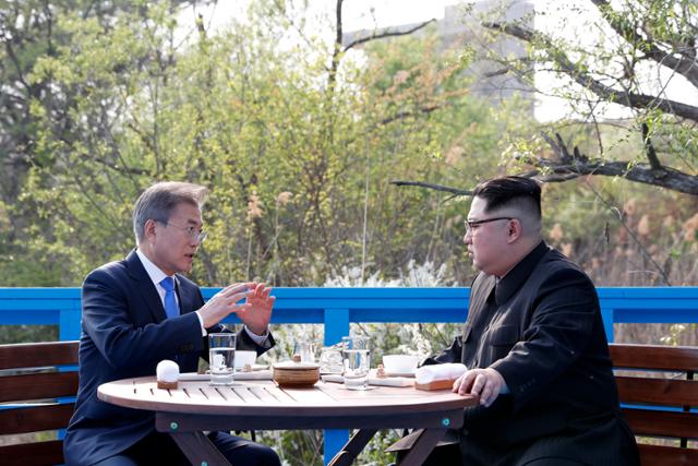 2018년 4월 27일 남북정상회담을 가진 문재인 대통령과 김정은 북한 국무위원장이 도보다리 위에서 대화를 하고 있다. 고영권기자