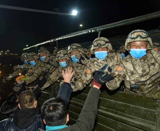 지난 14일 열병식이 끝난 뒤 평양 시민이 북한군을 환영하고 있다. [뉴스1]