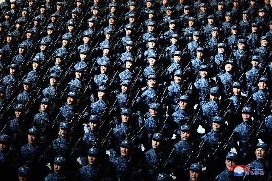 지난 14일 평양에서 열린 제8차 당 대회 기념 열병식에서 북한군이 행진하고 있다. [연합]