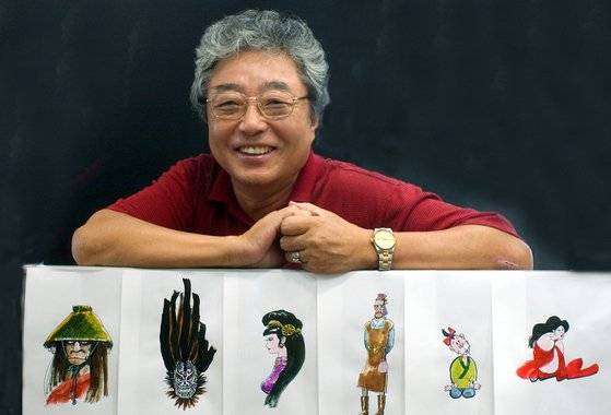 2003년 생전 고우영 화백이 자신이 그리고 채색한 대표작 캐릭터들과 포즈를 취했다. [중앙포토]