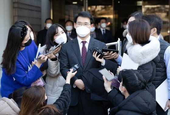 공무상 비밀누설 혐의로 기소된 신광렬 부장판사가 29일 오후 서초구 서울고법에서 취재진 질문에 답하고 있다. 연합뉴스