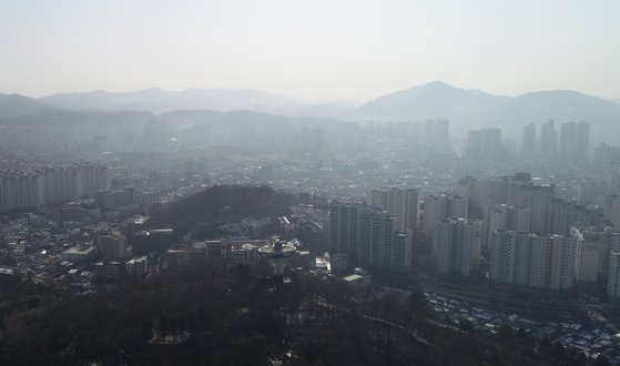 지난 14일 오후 광주 남구 도심이 미세먼지와 황사의 영향으로 흐리게 보이는 모습. 1일 오후부터 황사의 영향으로 전국의 미세먼지 농도가 '나쁨'까지 치솟을 것으로 보인다. 연합뉴스