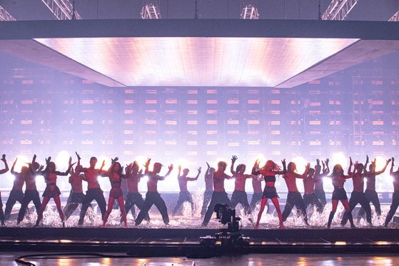 블랙핑크가 ‘더 쇼’에서 대규모 댄서들과 함께 선보인 ‘뚜두뚜두’ 무대. [사진 YG엔터테인먼트]