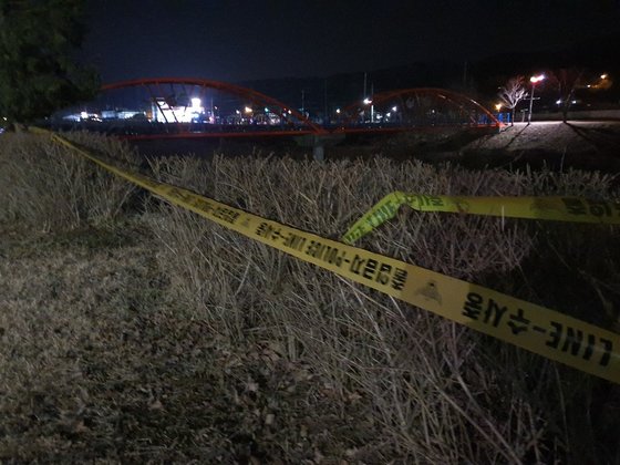 31일 오후 모녀 시신이 발견된 충남 청양군 지천생태공원 하천 둑에 출입통제선이 쳐져있다. 최종권 기자