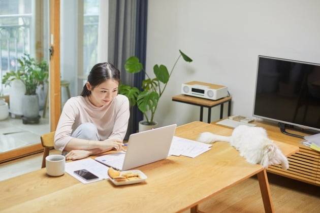 재택근무가 직장인의 주요 근무형태로 자리 잡으면서 1~2인 가구를 중심으로 중형 이상 주택의 전월세 수요가 초소형보다 가파르게 늘고 있다. /게티이미지뱅크