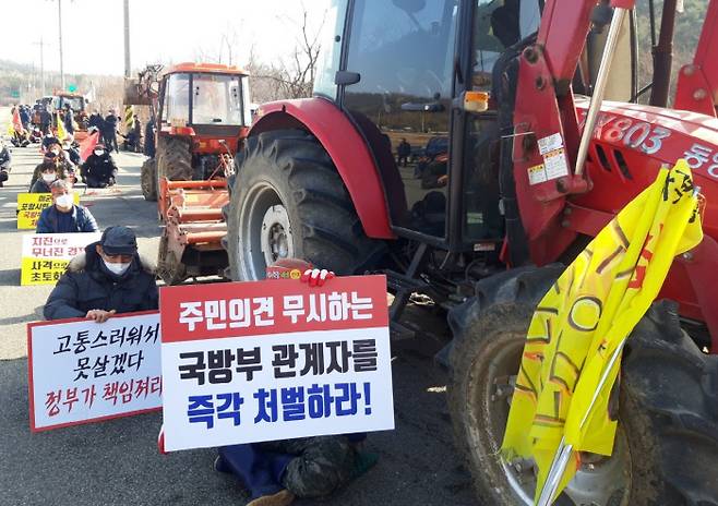 포항 장기면민들이 지난 28일 수성사격장 입구에서 집회를 열고 미군헬기 사격훈련 중단과 사격장 폐쇄를 요구했다.│사격장반대위 제공