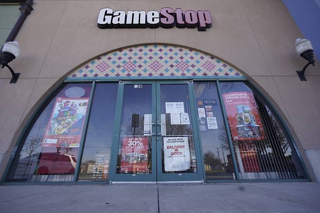 A GameStop storefront is shown before opening Thursday morning in Dallas, Texas. US Online trading platform Robinhood restricted trading in GameStop and other stocks that have soared recently due to rabid buying by smaller investors. (AP-Yonhap)